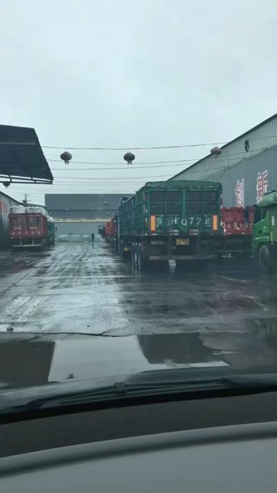 20多年有机肥厂家，下雨天也不耽误装车发货，用有机肥料选大厂家 做到了售前有服务，售后有保障。感谢每一位新老客户的支持与信任😃