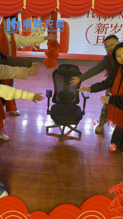 🎇 元旦快乐，温暖相伴 🎇时光匆匆，感恩 2025 年每一份支持与陪伴！从猪场到工厂，南商农科的成长，离不开每一位合作伙伴与家人的信赖！2026 年，我们将继续以贴心服务和硬核设备，陪您一路前行，养殖